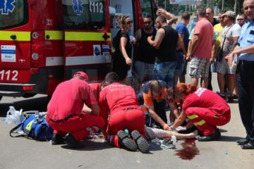 Trupul copilului a zăcut într-o baltă de sânge, pe carosabil, mai bine de o oră, timp în care personalul SMURD a încercat manevre de resuscitare