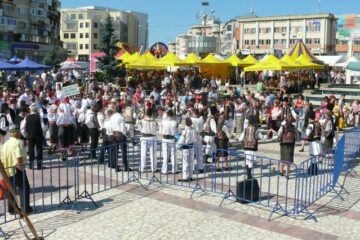 Toți participanții s-au prins într-o “horă populară a prieteniei”