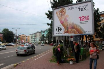Panourile publicitare de pe care Jojo face reclamă la piese vestimentare au fost stropite cu vopsea dintr-un capăt în altul al orașului