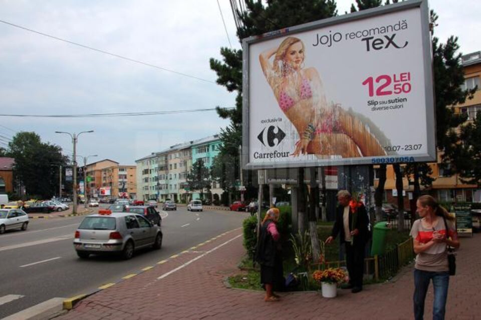 Panourile publicitare de pe care Jojo face reclamă la piese vestimentare au fost stropite cu vopsea dintr-un capăt în altul al orașului