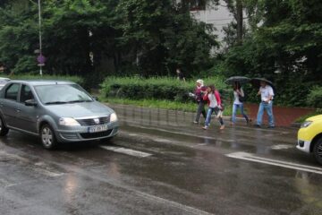 Unii șoferi nu au acordat prioritate la această trecere de pietoni, nici măcar imediat după accidentul de ieri