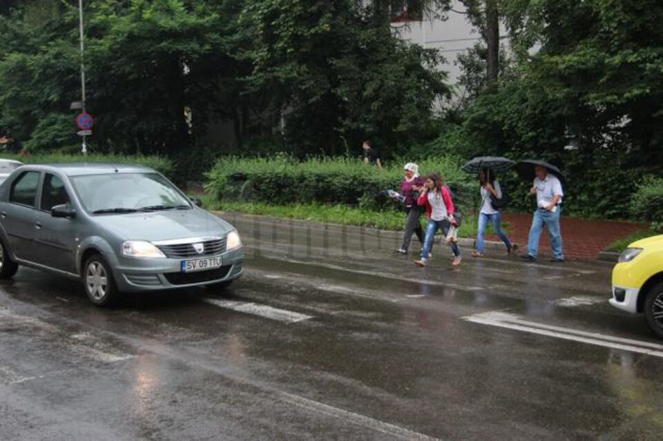 Unii șoferi nu au acordat prioritate la această trecere de pietoni, nici măcar imediat după accidentul de ieri Unii șoferi nu au acordat prioritate la această trecere de pietoni, nici măcar imediat după accidentul de ieri