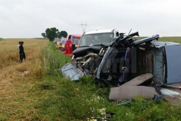 În urma impactului, Dacia s-a răsturnat pe partea șoferului, acesta rămânând încarcerat în mașina-i făcută zob