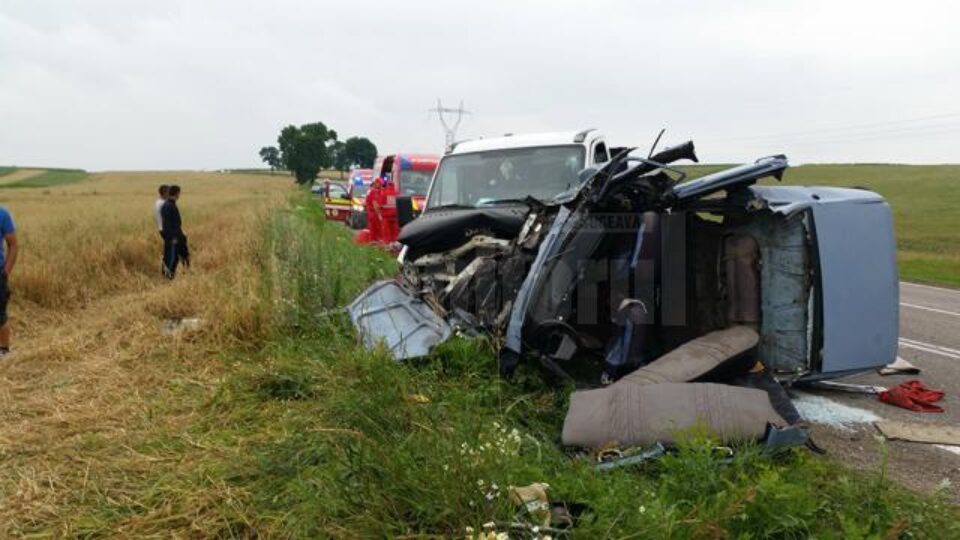 În urma impactului, Dacia s-a răsturnat pe partea șoferului, acesta rămânând încarcerat în mașina-i făcută zob
