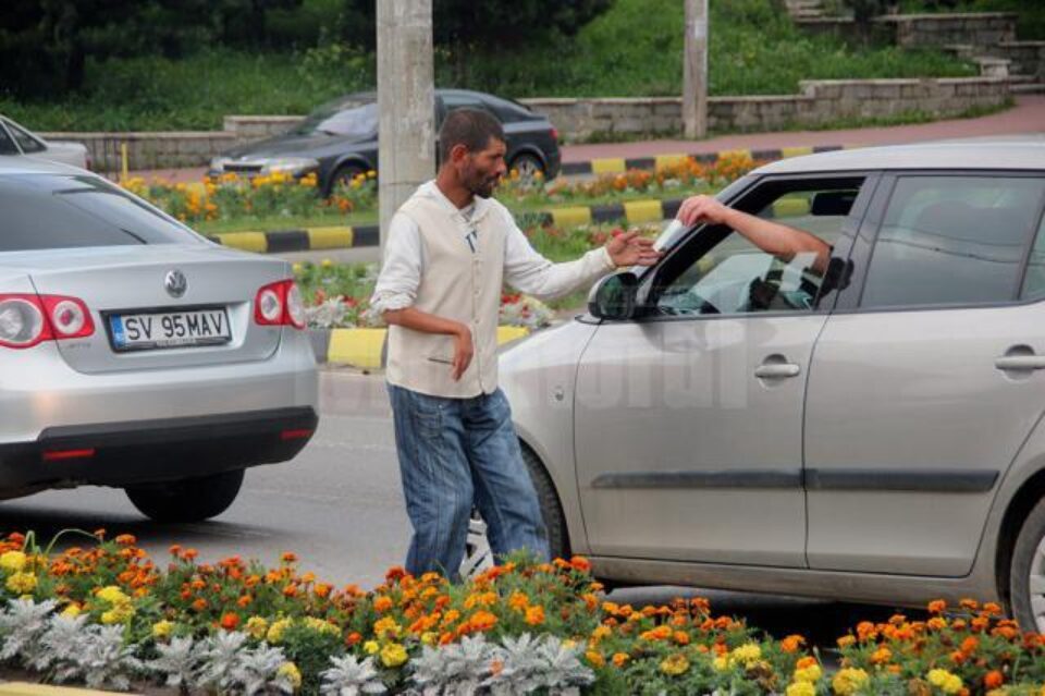 Creștere alarmantă a numărului de cerșetori de pe străzile Sucevei