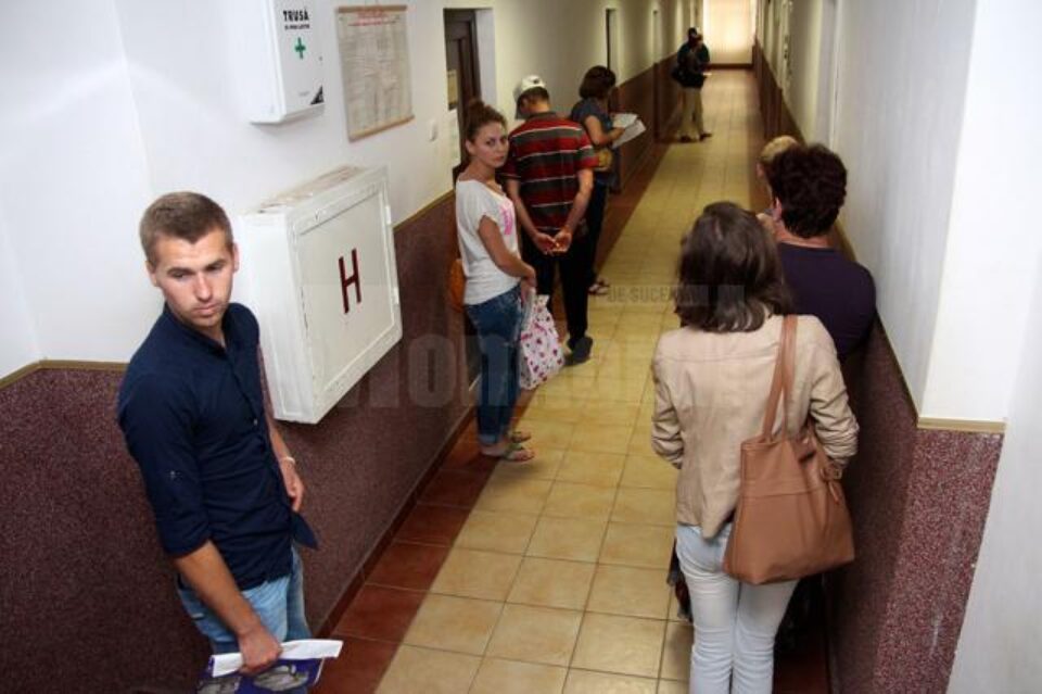 Tinerii absolvenți depun dosare în această perioadă la AJOFM