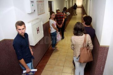 Tinerii absolvenți depun dosare în această perioadă la AJOFM