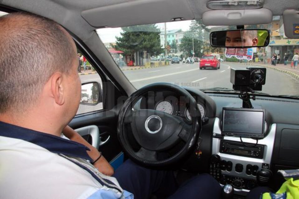 Șoferii care nu dau prioritate pietonilor, „pândiți” de polițiști cu camere video