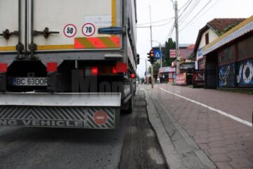 Autovehiculele de mare tonaj sunt considerate principala cauză a văluririi asfaltului turnat în urmă cu doi ani, în zonele de așteptare la semafor