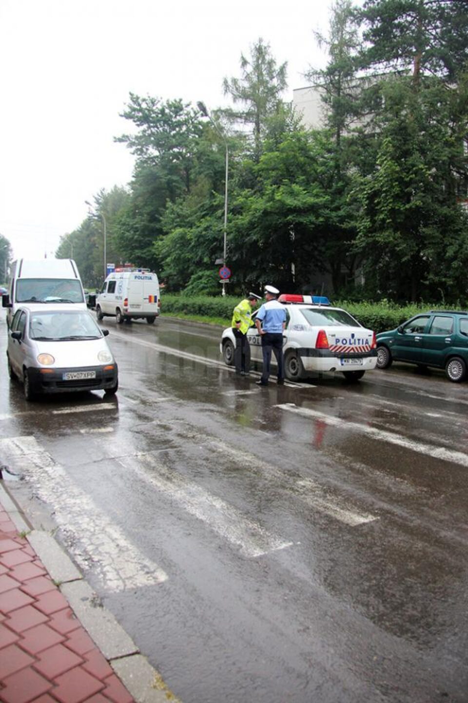 În urma controalelor desfășurate de polițiști la trecerile de pietoni, 16 șoferi au rămas fără permise