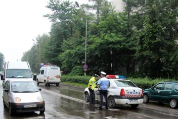 În urma controalelor desfășurate de polițiști la trecerile de pietoni, 16 șoferi au rămas fără permise