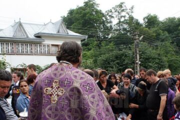 Durere fără margini la înmormântarea copilașului mort în condiții atât de tragice
