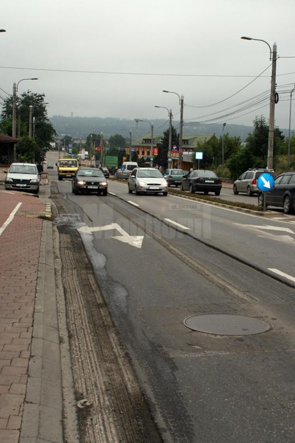 Autovehiculele de mare tonaj sunt considerate principala cauză a văluririi asfaltului turnat în urmă cu doi ani, în zonele de așteptare la semafor