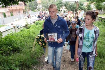 Durere fără margini la înmormântarea copilașului mort în condiții atât de tragice