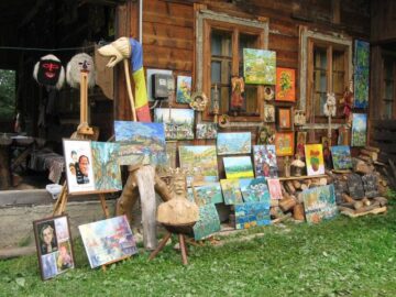 Expoziția cu lucrările realizate de meșterii și artiștii participanți