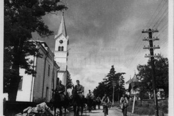 Soldați italieni călare și pe biciclete la Ilișești