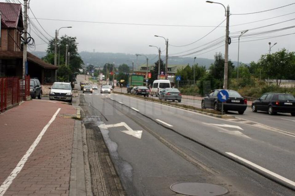 Autovehiculele de mare tonaj sunt considerate principala cauză a văluririi asfaltului turnat în urmă cu doi ani, în zonele de așteptare la semafor