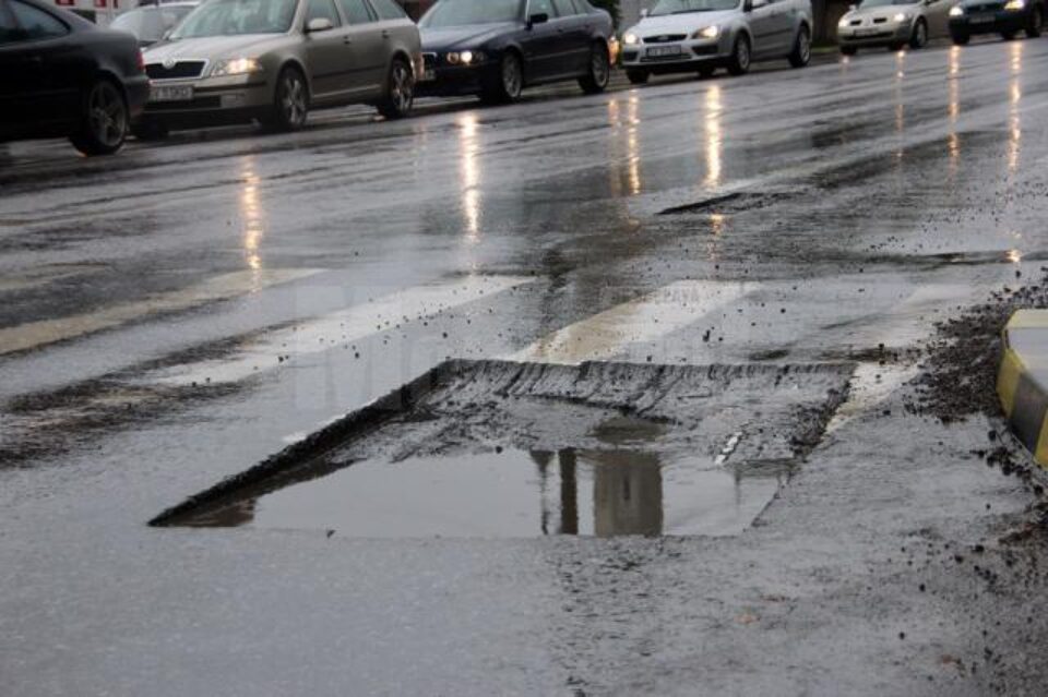 Costurile de remediere a problemelor de pe Calea Unirii sunt suportate integral de constructori, lucrarea fiind încă în garanție