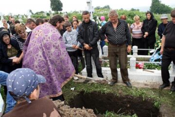 Durere fără margini la înmormântarea copilașului mort în condiții atât de tragice