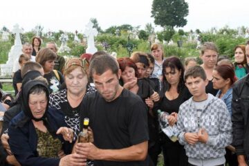 Durere fără margini la înmormântarea copilașului mort în condiții atât de tragice