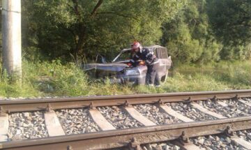 Autoturism ricoșat pe calea ferată, în fața unui tren, la Vatra Dornei