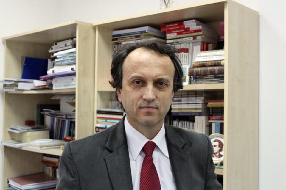 Prof. univ. dr. Mircea Diaconu: „Pentru aceste programe nu se mai organizează admitere, ele nu se mai găsesc în oferta universității” Prof. univ. dr. Mircea Diaconu: „Pentru aceste programe nu se mai organizează admitere, ele nu se mai găsesc în oferta universității”