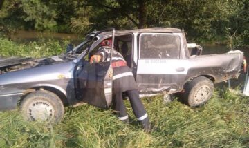 Autoturism ricoșat pe calea ferată, în fața unui tren, la Vatra Dornei