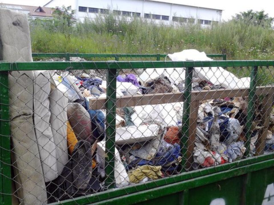 Remorcă de gunoi încărcată dintr-un adăpost de boschetari