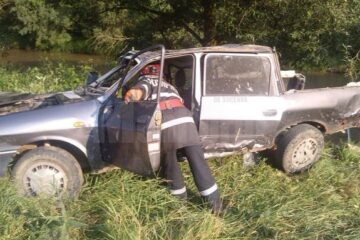 Autoturism ricoșat pe calea ferată, în fața unui tren, la Vatra Dornei