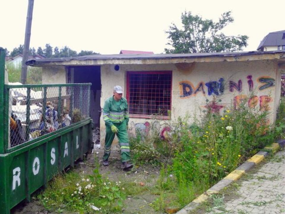 Unul din adăposturile de boschetari, situat la intrarea în cartierul de blocuri noi din zona Nordic