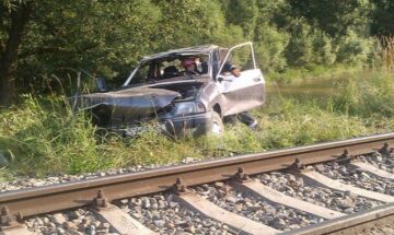 Autoturism ricoșat pe calea ferată, în fața unui tren, la Vatra Dornei