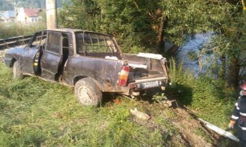 Autoturism ricoșat pe calea ferată, în fața unui tren, la Vatra Dornei
