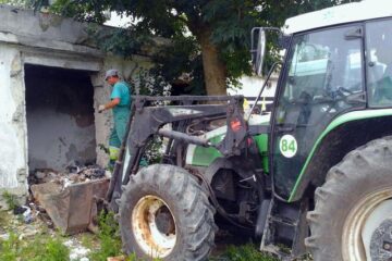 Ruinele fostei Stații de betoane de lângă LPS, transformate în depozit de gunoi, de către boschetari