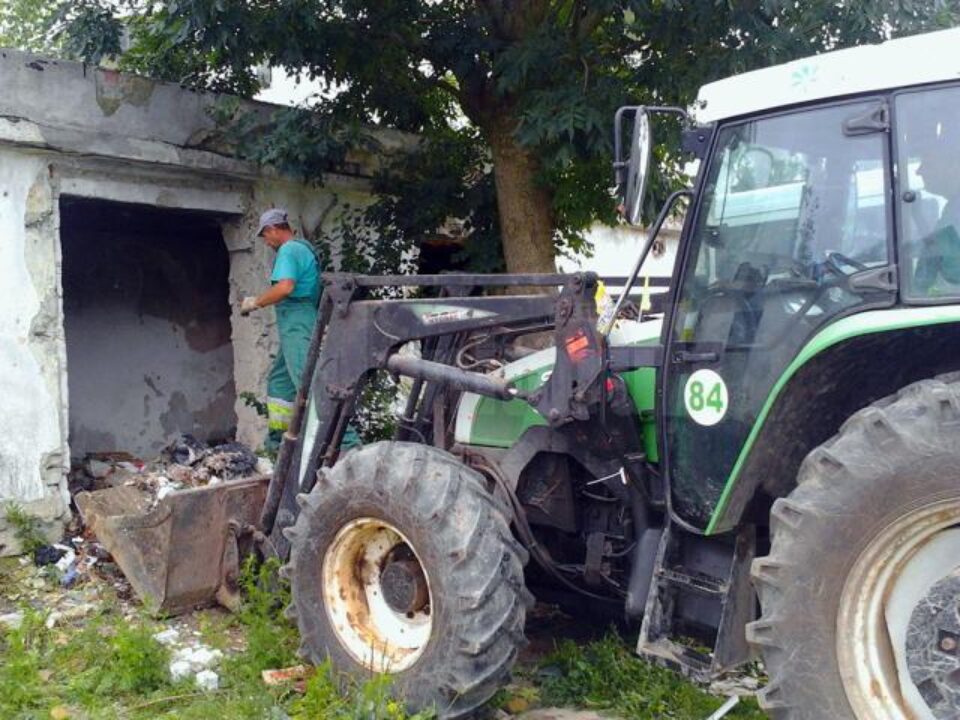 Ruinele fostei Stații de betoane de lângă LPS, transformate în depozit de gunoi, de către boschetari Ruinele fostei Stații de betoane de lângă LPS, transformate în depozit de gunoi, de către boschetari
