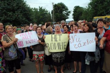Oamenii au ieșit în stradă cu pancarte prin care s-au declarat împotriva războiului. Foto: bucpress.eu