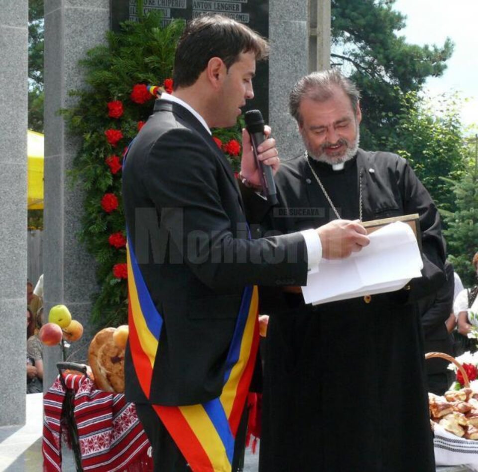 Preotul Mihai Negrea primind titlul de cetățean de onoare al comunei Poiana Stampei de la primarul Viluț Mezdrea Preotul Mihai Negrea primind titlul de cetățean de onoare al comunei Poiana Stampei de la primarul Viluț Mezdrea