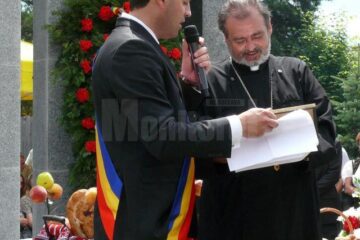 Preotul Mihai Negrea primind titlul de cetățean de onoare al comunei Poiana Stampei de la primarul Viluț Mezdrea