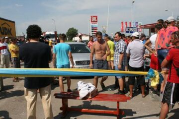 Banca, folosită atât pentru odihnă, cât și pentru a bloca trecerea mașinilor