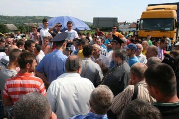 Preoții cu vederi pro-ruse au fost huiduiți și îmbrânciți