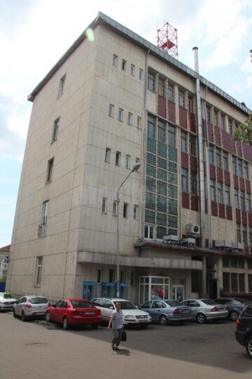 Cladirea fara o fisura vizibila, despre care Romtelecom spune ca are risc seismic major