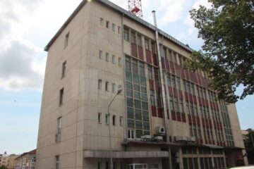 Clădirea fără o fisură vizibilă,despre care Romtelecom spune că are risc seismic major