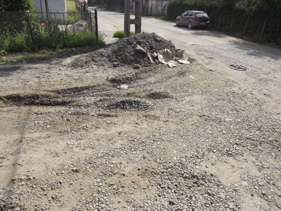 De doi ani de zile, de când au început lucrările de apă-canalizare pe strada Aurel Vlaicu, nu doar praful intră în casele locuitorilor, ci și valuri de noroi, în care înoată după fiecare ploaie