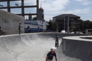 Noul loc de antrenamente pentru tinerii pasionați de sporturi pe role sau cu biciclete a fost inaugurat ieri
