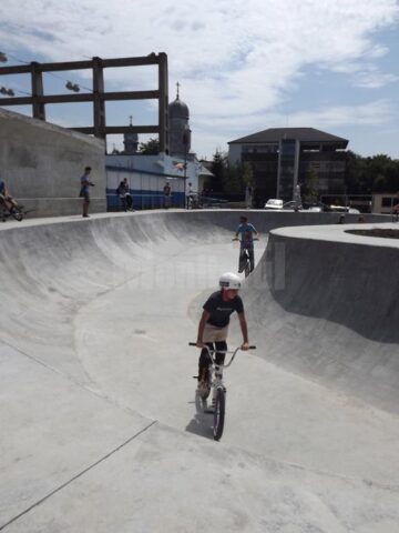 Noul loc de antrenamente pentru tinerii pasionați de sporturi pe role sau cu biciclete a fost inaugurat ieri