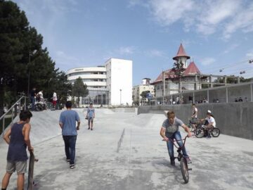 Noul loc de antrenamente pentru tinerii pasionați de sporturi pe role sau cu biciclete a fost inaugurat ieri