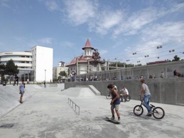 Noul loc de antrenamente pentru tinerii pasionați de sporturi pe role sau cu biciclete a fost inaugurat ieri
