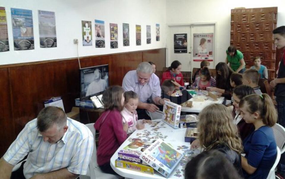 Președintele Romania Children Humanitarian Foundation, Brian Douglas, împreună cu tinerii din Marginea