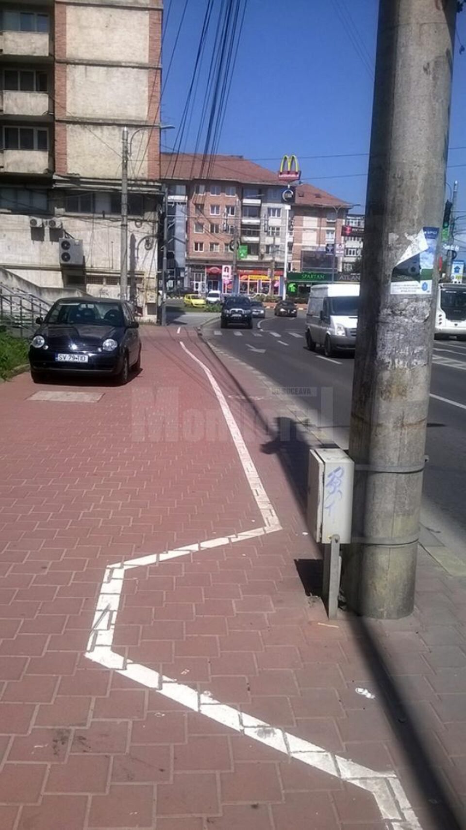 Stâlpii de iluminat apar brusc în mijlocul pistei