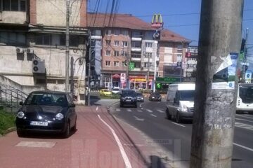 Stâlpii de iluminat apar brusc în mijlocul pistei