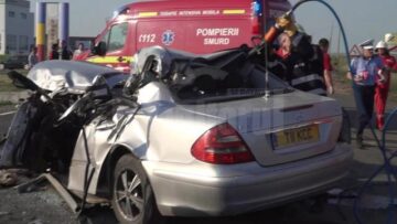 Mercedesul E-Klasse, făcut zob după impactul cu autocisterna